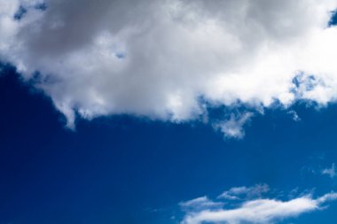 Kümülüs bulutlu mavi parlak gökyüzü.