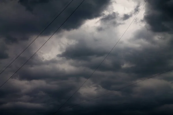 Gökyüzünün Arka Planında Elektrik Kabloları Var Yağmurdan Önce Kasvetli Gökyüzü — Stok fotoğraf