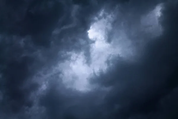 Yağmurdan Önce Bulutlu Gökyüzünün Atmosferi Huysuz Doğal Hava Durumu Dramatik — Stok fotoğraf