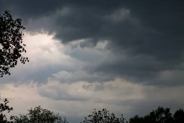 Yağmurdan Önce Bulutlu Gökyüzünün Atmosferi Huysuz Doğal Hava Arkaplanı — Stok fotoğraf