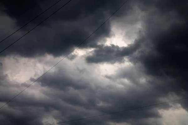 Bulutlar Bulutlar Yağmur Yağmadan Önce Büyük Bir Duman Gibi Koyu — Stok fotoğraf