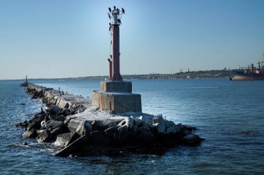 Berdyansk limanının girişindeki dalgakıranda bir heykel..