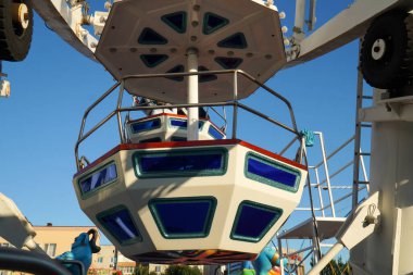 Berdyansk seti üzerindeki dönme dolap metal yapılar..