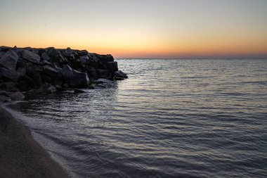 Güneş denizin üzerinde doğuyor. Azov Denizi üzerinde şafak.