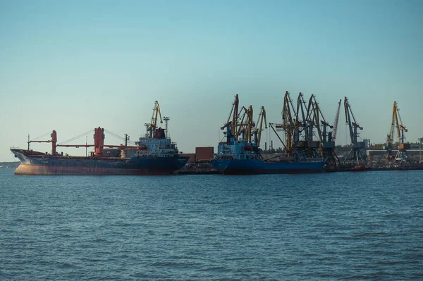 从远处看Berdyansk港的起重机和船只 — 图库照片