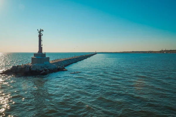 Berdyansk limanının girişindeki dalgakıranda bir heykel..