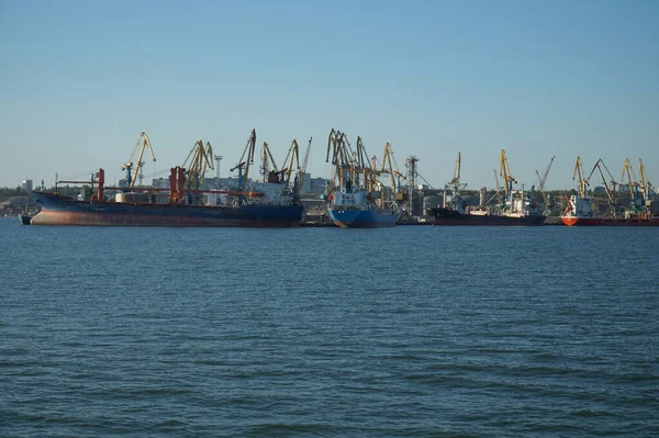 Vista Desde Lejos Sobre Grúas Barcos Puerto Berdyansk —  Fotos de Stock