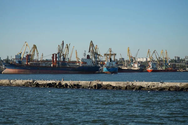 这些船停泊在Berdyansk港 受到防波堤的保护 — 图库照片
