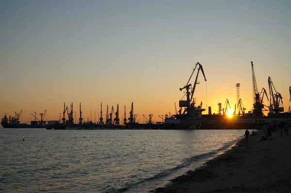 Silhouettes Grues Navires Contre Soleil Couchant — Photo