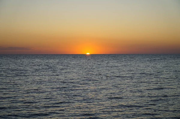 Sun rising over the sea. Dawn over the Sea of Azov. — Stock Image Sun Rising Sea Dawn Sea Azov Stock Picture