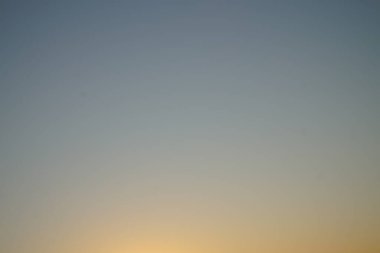 Şafak vakti gökyüzü. Sakin sabah.