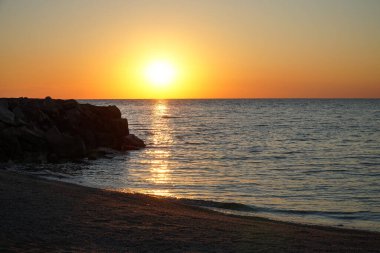 Şafakta kıyıda. Sakin sabah.                       