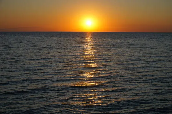 Sol Naciente Sobre Mar Temprano — Foto de Stock