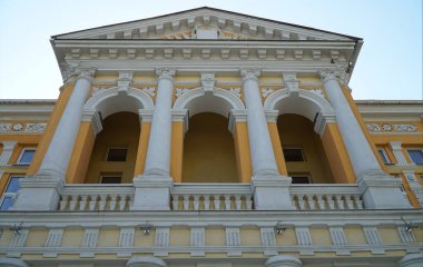 Berdyansk sokaklarında güzel bir bina