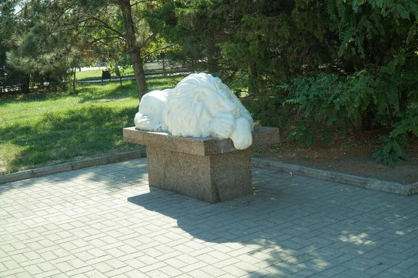 Berdyansk河堤上一只狮子的白色雕塑 — 图库照片