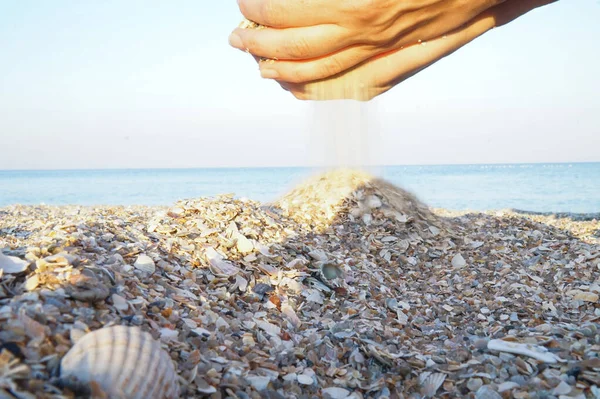 Ein Pfad Aus Sand Fällt Einem Mädchen Aus Den Händen — Stockfoto