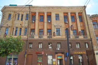 Dnipro şehrinin merkezinde güzel kırmızı tuğlalı binalar.