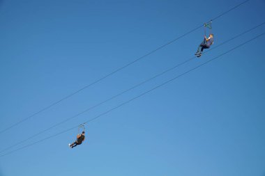 İnsanlar ip üzerinde bungee biniyor
