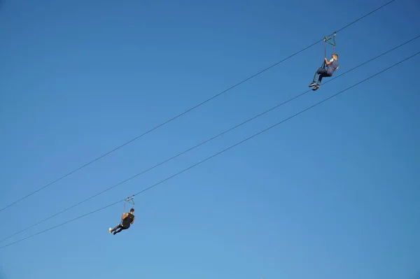 İnsanlar ip üzerinde bungee biniyor