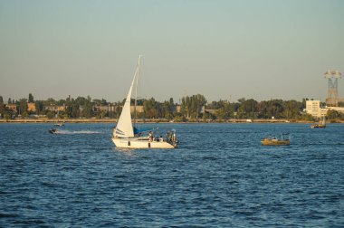 Yat ve tekne Dinyeper nehri boyunca yelken açıyor.