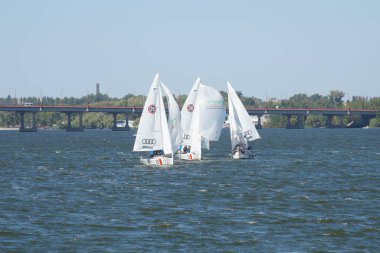 Dinyeper Nehri 'ndeki yat yarışı. Su fuarı.