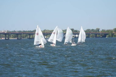 Dinyeper Nehri 'ndeki yat yarışı. Su fuarı.