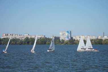 Dinyeper Nehri 'ndeki yat yarışı. Su fuarı.