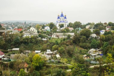 Kamenets-Podolsk şehrindeki Smotrych Nehri 'nin güzel bir kanyonunda özel evleri olan sokaklar