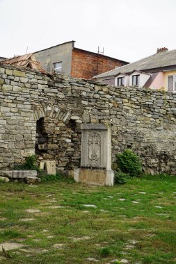 Kamianets-Podilskyi kentindeki Aziz Niklas Ermeni Kilisesi 'nin kalıntıları.