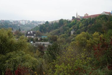 Kamenets-Podolsk şehrindeki Smotrych Nehri 'nin güzel bir kanyonunda özel evleri olan sokaklar