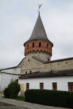 Antik Kamyanet-Podolsk kalesinin kuleleri ve kale kampları