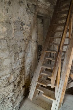 Kaledeki eski, dar tahta merdiven.  