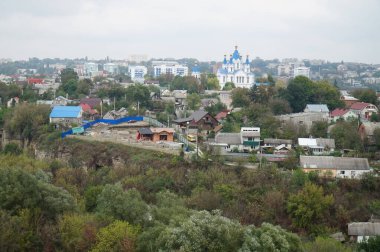 Kamenets-Podolsk şehrindeki Smotrych Nehri 'nin güzel bir kanyonunda özel evleri olan sokaklar