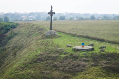 Kamyanet-Podilsky şehrini koruyan dağı geç.    