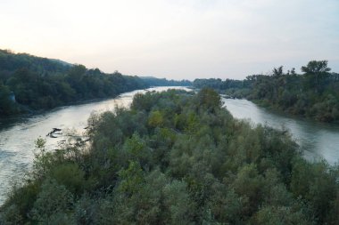 Chernivtsi şehrindeki nehrin zorlu rotası. Köprüden görüntüle.