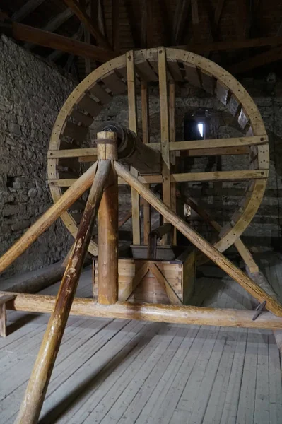 Su ve malları çok yükseklere taşımak için antika ahşap tekerlek.           