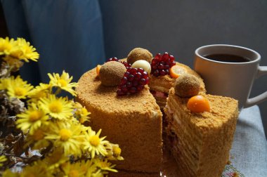 Masanın üzerinde mantarlar ve nar tezgahlarıyla süslenmiş lezzetli ballı pasta.
