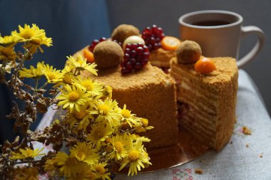 Masanın üzerinde mantarlar ve nar tezgahlarıyla süslenmiş lezzetli ballı pasta.