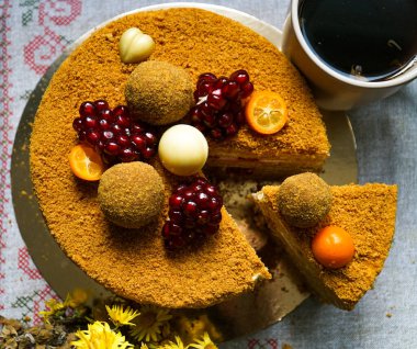 Lezzetli ballı kek masada duruyor.