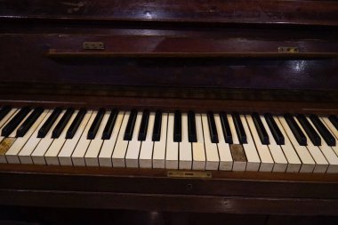Hasarlı tuşlu eski piyano klavyesi 