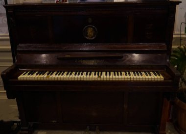 Hasarlı tuşlu eski piyano klavyesi 