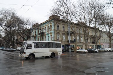  Servis otobüsü Odessa caddesindeki kavşak boyunca seyahat eder..
