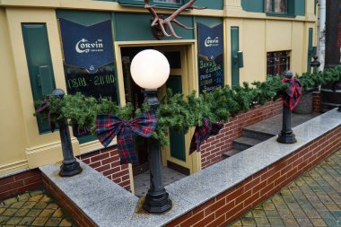 Odessa caddesindeki kafelerden birinin Noel süslemesi.