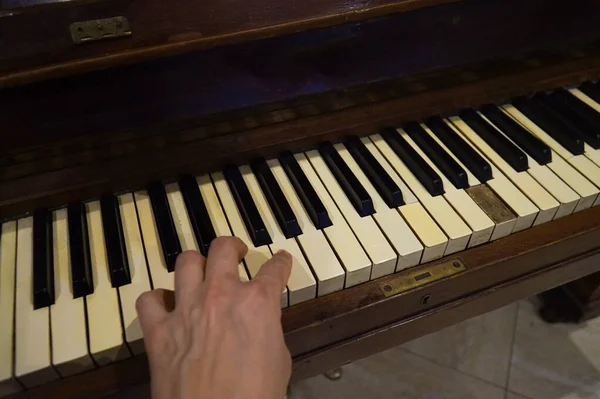 Una Ragazza Che Suona Vecchio Pianoforte — Foto Stock