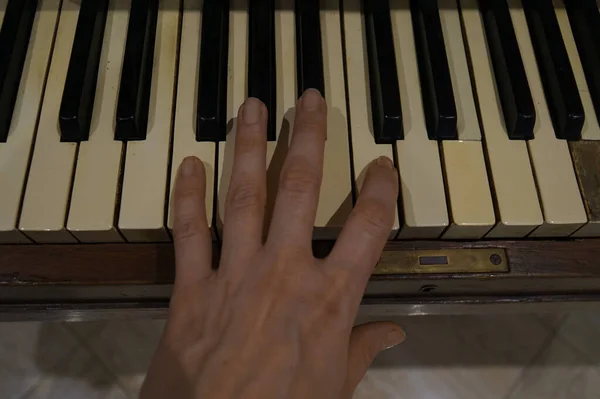 Une Fille Jouant Vieux Piano — Photo