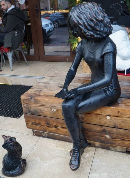Statua Bronzo Una Ragazza Con Gatto Strade Odessa — Foto Stock