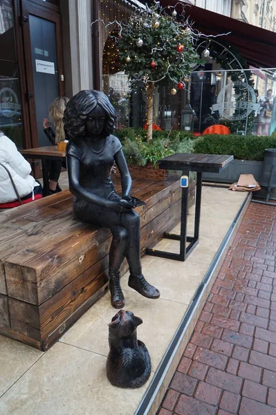 Estatua Bronce Una Niña Con Gato Las Calles Odessa — Foto de Stock