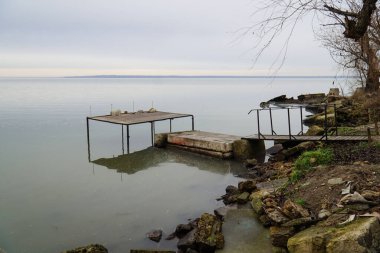 Sakin sularda balıkçı köprüleri.