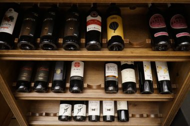 Odessa 'daki restoranlardan birinde şarap seçmek için ayağa kalk.