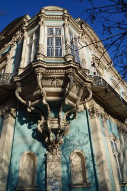 Mimarinin güzel unsurları, balkonlar, kapılar, sıva ile süslenmiş. Odessa şehrinin sokakları.